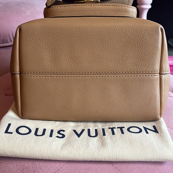 🚫SOLD🚫Louis Vuitton Lockme Bucket bag Arizona - Picture 2 of 7